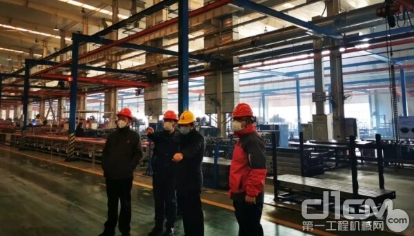 公司董事长于孟生,总经理支开印携领导班子就防疫复工工作视察现场