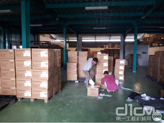 △中联重科印尼子公司员工正在打包物资