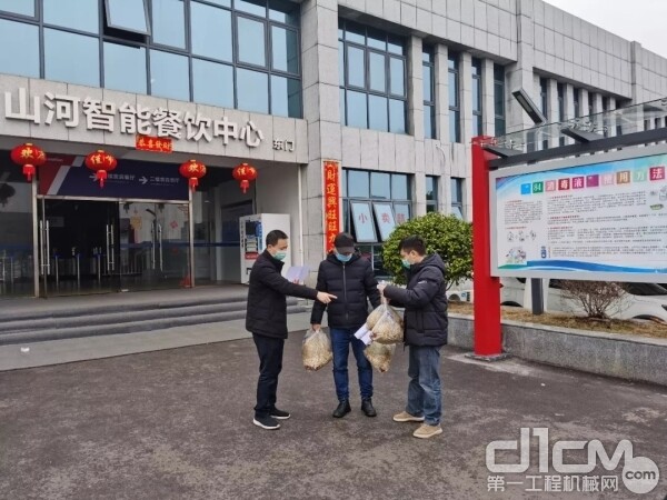 为预防疫情，联络员主动联系湖南省中医药大学附属二医院，给公司领来了预防中药材