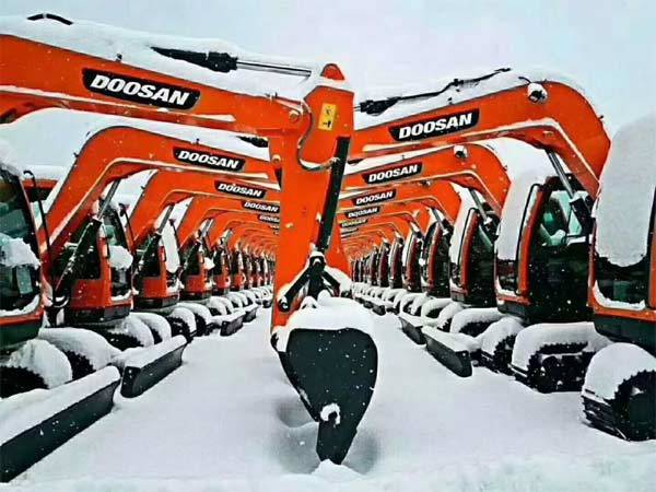 大雪中的挖掘机