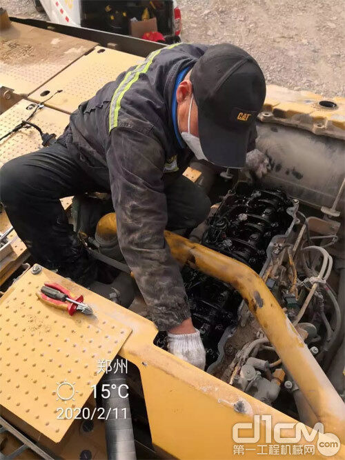 郑州分公司维修技师齐红举前往客户工地检查发动机、更换喷油器线束