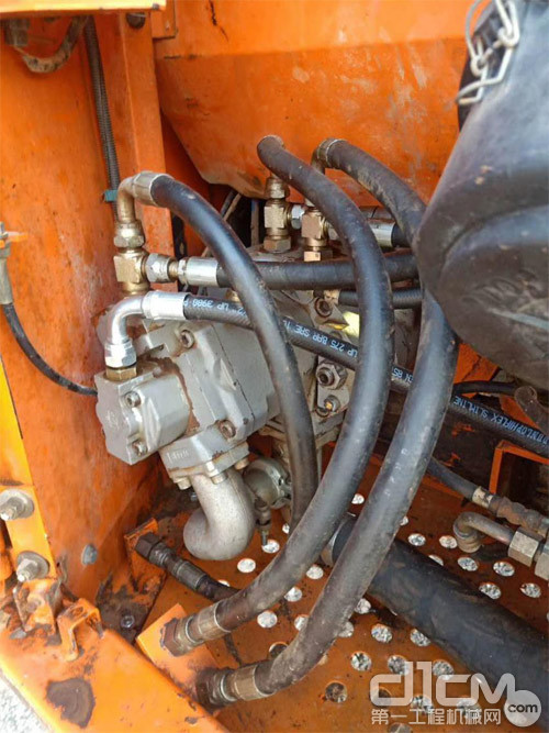 挖掘机在下大臂的油路中会先打开保持阀，然后大腔的回油才能回到分配器