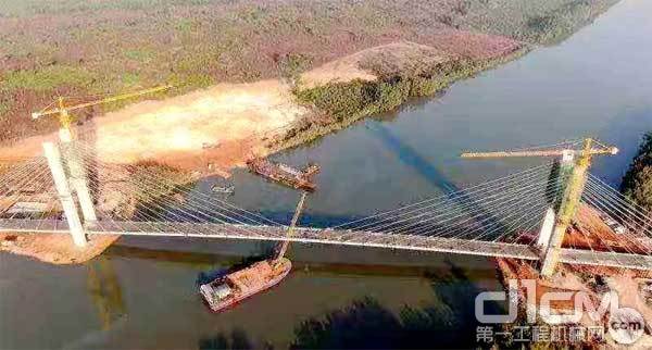 由徐工设备助力的几内亚首座斜拉桥顺利合龙