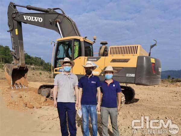 左起為沃爾沃建筑設(shè)備中國區(qū)技術(shù)專家王宏征、經(jīng)銷商技術(shù)經(jīng)理石智方及現(xiàn)場工作人員