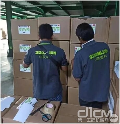 印尼员工打包医疗防护物资