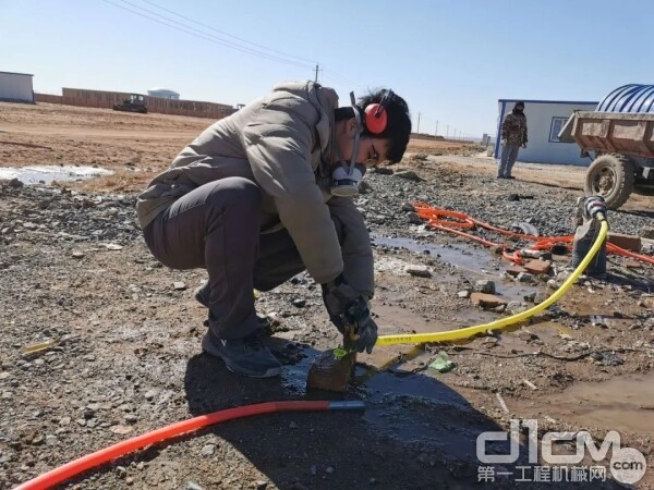 内蒙古工地试验现场，工作人员正在做试验前的准备工作