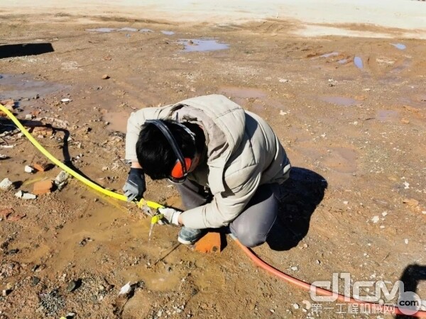 内蒙古工地试验现场，工作人员正在做试验前的准备工作