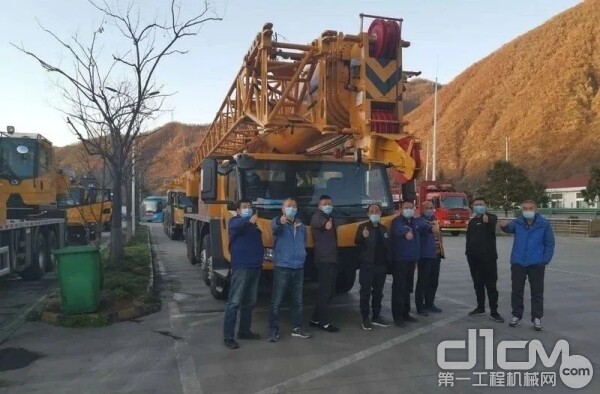 九名徐工人,不畏疫情,第一时间将九台徐工起重机送至重庆客户手中。