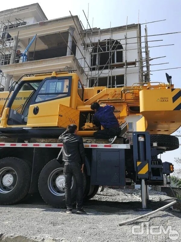 在贵阳,徐工服务工程师朱佳男抵达施工现场检修设备!