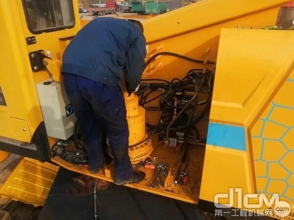 在沉阳,徐工服务工程师陈国强为复工客户提供检查维修设备服务!