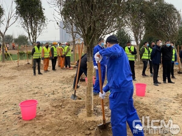 开工仪式活动结束后，参加活动的领导共同在项目基地参加了植树活动