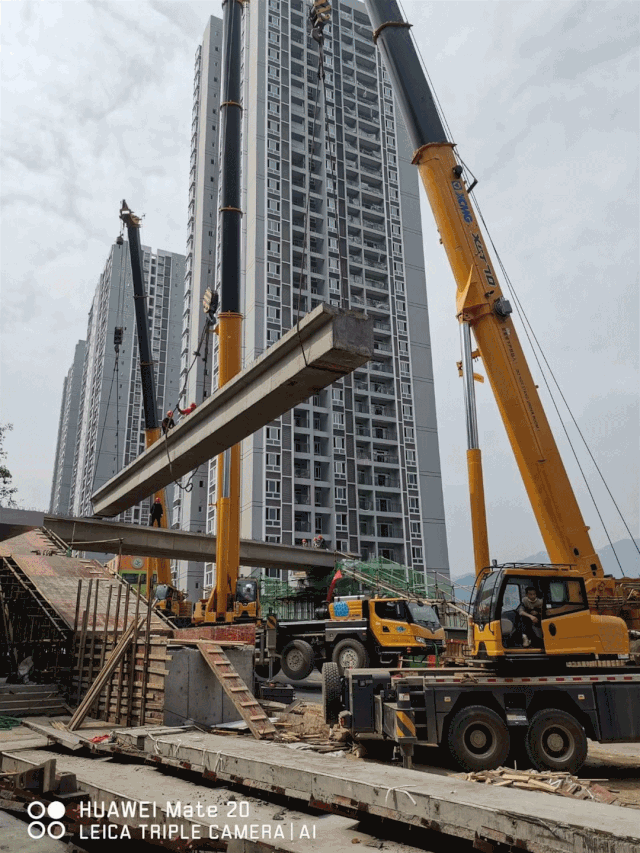 3月，重庆武隆区人行天桥，XCT55L5、XCT80L6、XCT110_1，合力将重达60吨，长度24的天桥桥梁吊至14米的高度，进行安装