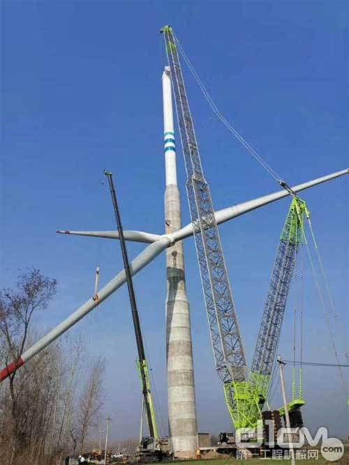 中联重科ZCC9800W履带起重机吊装中国首台140米钢混塔架3MW级风机