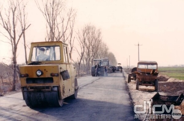 1990年初使用机械设备进行道路施工的场景