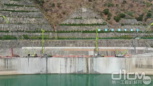 在四川攀枝花桐子林水电站项目，中联重科旋挖钻正在进行明渠加固工程