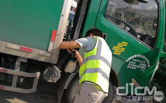 工作人员为重型柴油车安装OBD监控