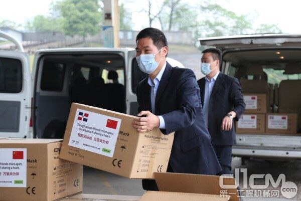 中联重科员工正在搬运疫情防护物资