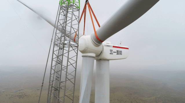 该项目完成首台吊装的是由三一重能提供的SE14125风电机组