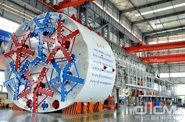 依托于浩吉铁路白城隧道项目，中铁装备研制出世界首台超大断面马蹄形盾构机