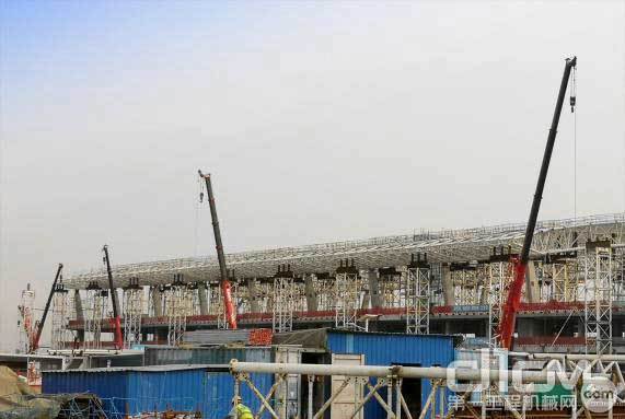 三一起重机在深圳宝安国际机场施工