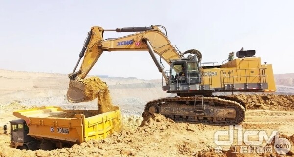 徐工XE1250矿用挖掘机&XDM80矿车在内蒙古矿区施工图