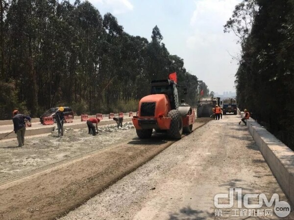 悍马325单钢轮振动压路机紧随WR 200冷再生机，对冷再生混合料进行压实