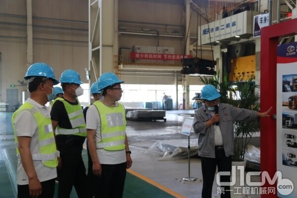 河南、内蒙古两地客户参观华菱四大工艺生产车间和发动机生产车间