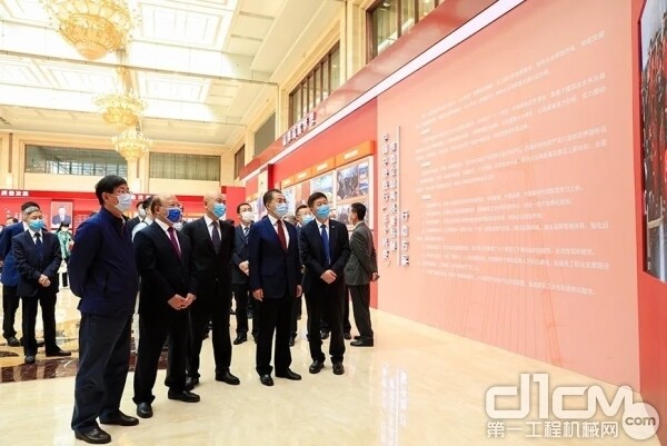 与会领导嘉宾参观中国中铁“中国品牌日”主题展览
