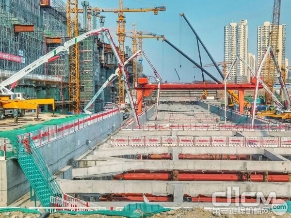 多台徐工V7系列泵车正在加紧施工，助力改建工作快速推进