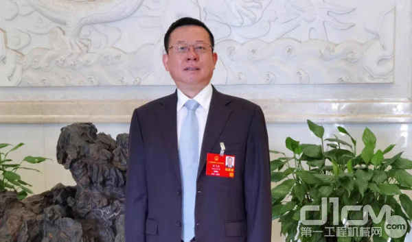 全国人大代表表、铁建重工党委书记、董事长刘飞香