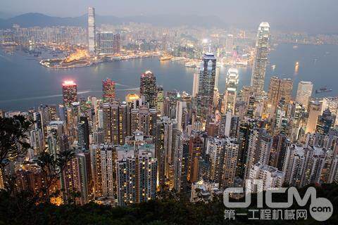 香港的经济依赖于旅游业，今年第一季度旅游业下降了80%以上