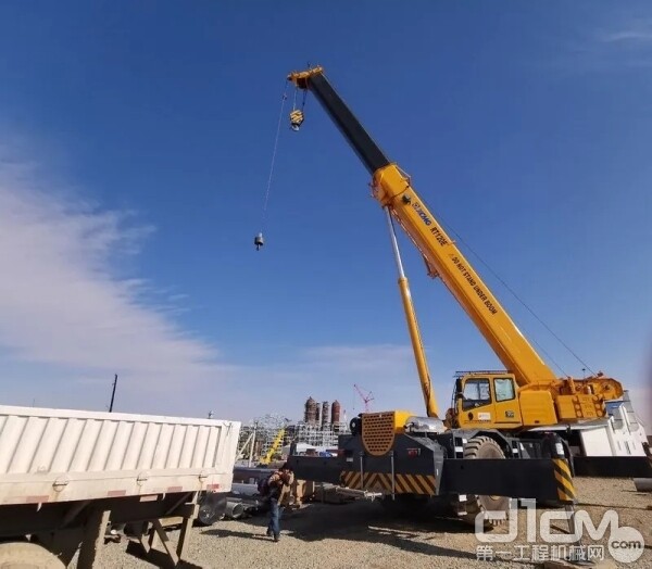 徐工起重机在乌兹别克斯坦建设中的液化天然气工厂施工作业