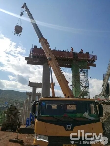 QY25K5A伸臂22米，轻松吊重3吨施工材料，助力华丽高速建设