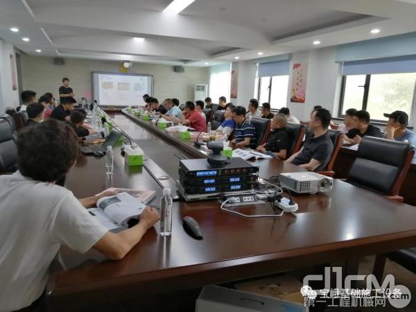 图为宝峨中国培训中心刘秀强先生，为上海基础公司技术人员介绍铣槽机的工作原理。 
