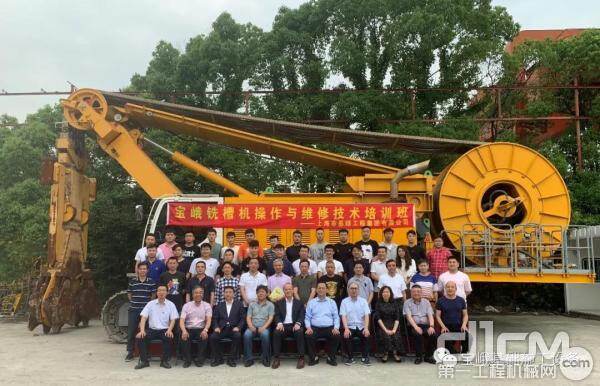 图为本次培训的参训人员与双方公司领导合影。