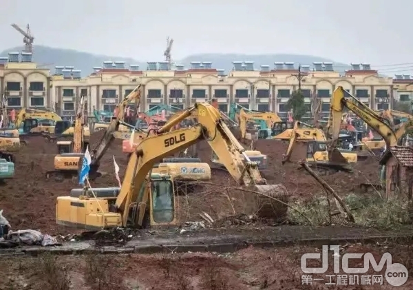 临工挖掘机助力火神山医院的建设