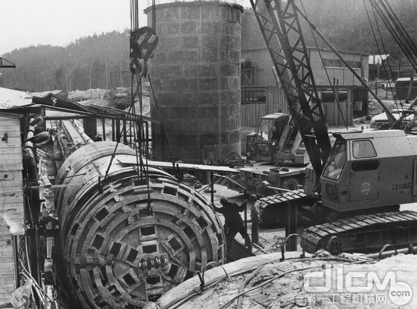 1979年为Severomuysky隧道提供的第一台4.56米双护盾掘进机
