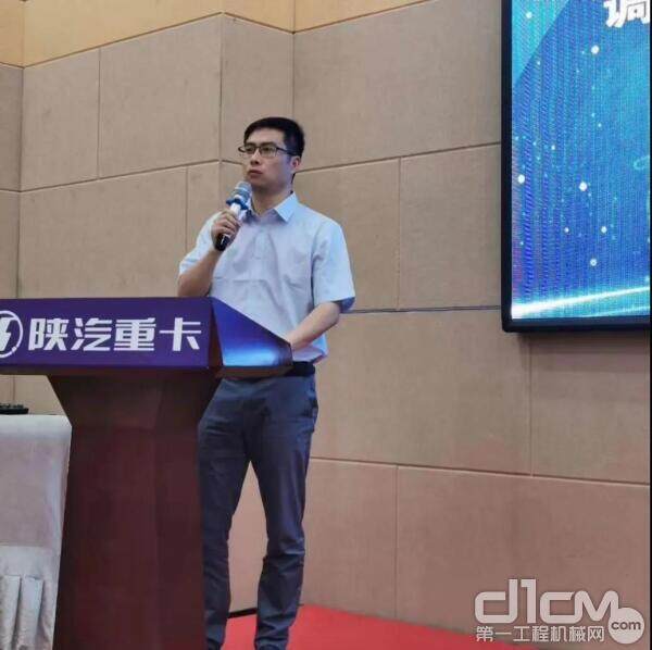 陕重汽销售公司甘肃区域总经理张心龙发表讲话