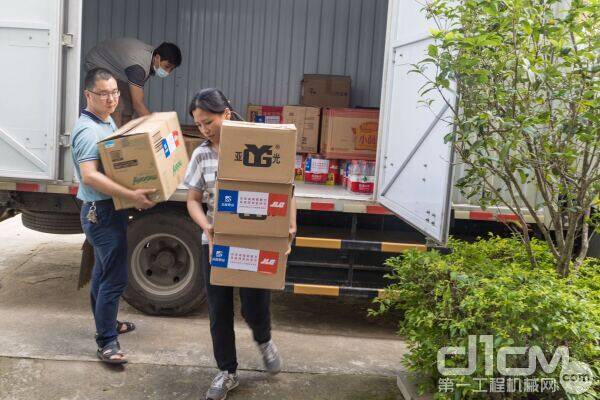 众能联合携手JLG向受灾群众捐赠救灾物资