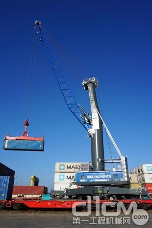 EUROPORTS德国用利勃海尔移动式港口起重机装载新丝绸之路的集装箱
