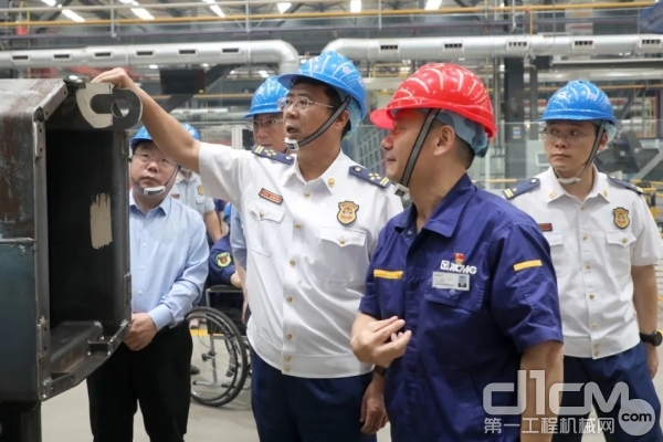 刘锡鑫政委详细了解了徐工消防应急救援产业各方面情况