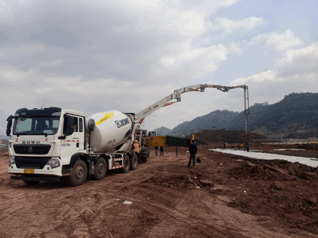 徐工痴7系列轻量化搅拌车与徐工施工现场