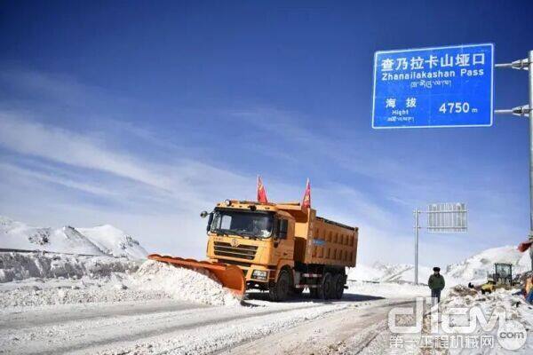 论清雪效率，其不如专业的大型清雪车