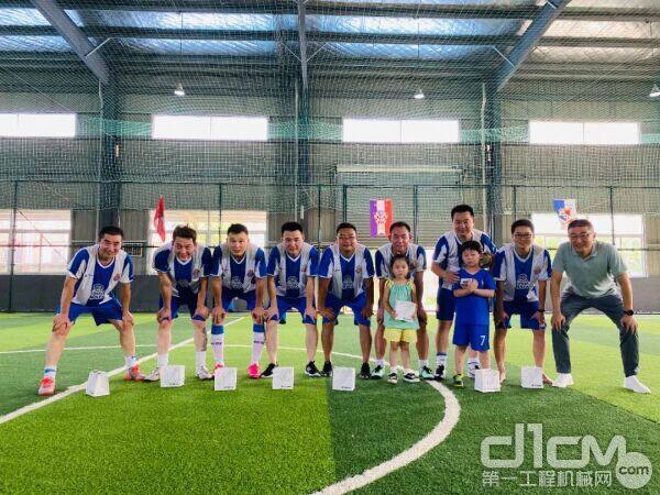 举行了紧张刺激感十足的足球赛