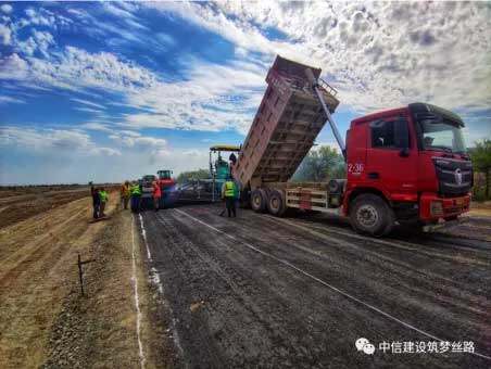 TKU2标段：福格勒摊铺机联手悍马压路机进行沥青层摊铺作业