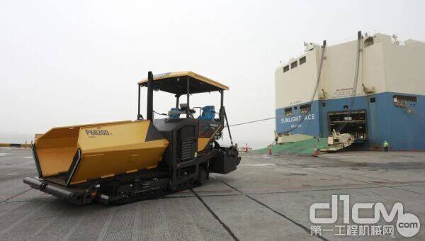 沃尔沃建筑设备德国哈梅林(HML)工厂制造的摊铺机到达上海港