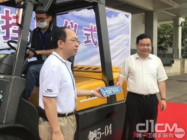 叉车获得了武汉市首张非道路移动机械环保标牌，号码为3-HAP00001