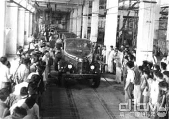 1956年7月13日，第一辆国产汽车开出总装配线