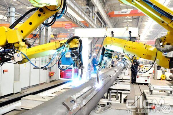 三一集团智能制造车间内机器人正在焊接。