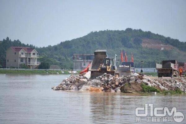 封堵决口进行中